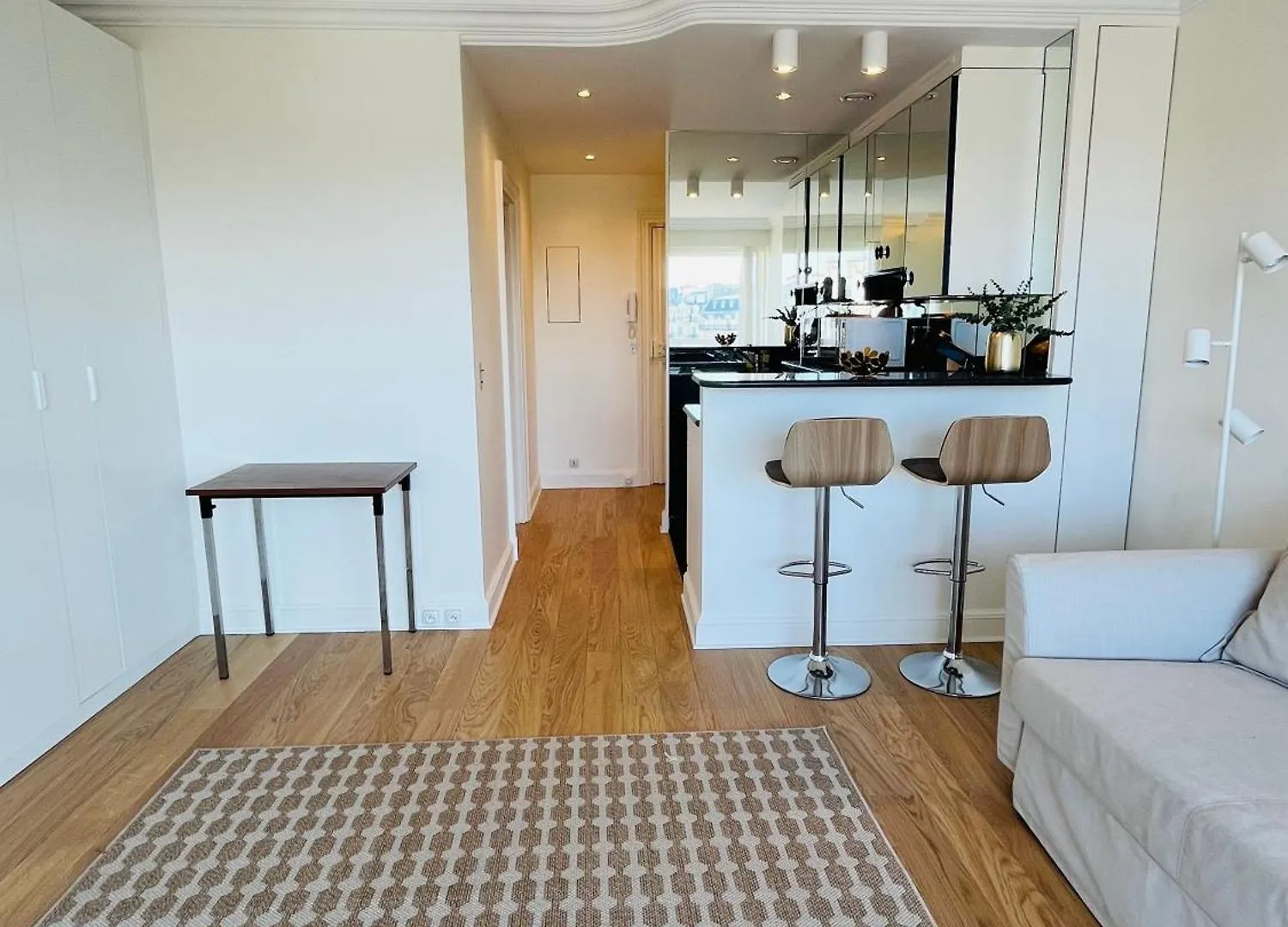 Parisian Elegance With Eiffel Tower View Apartment